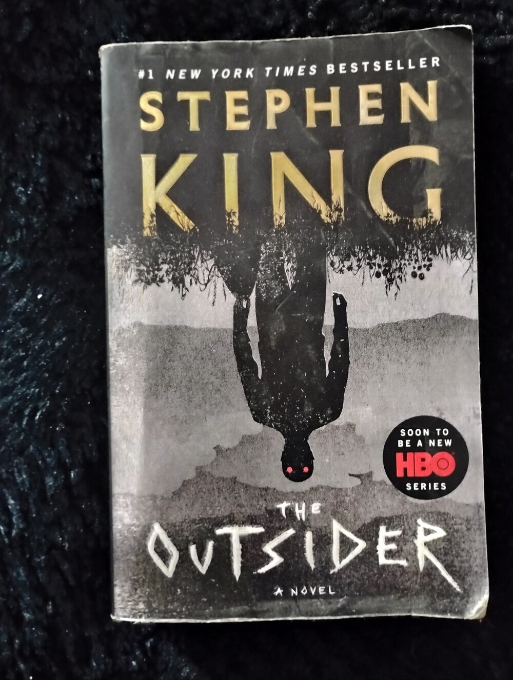 Stephen King The Outsider Paperback - Black & Gold Cover